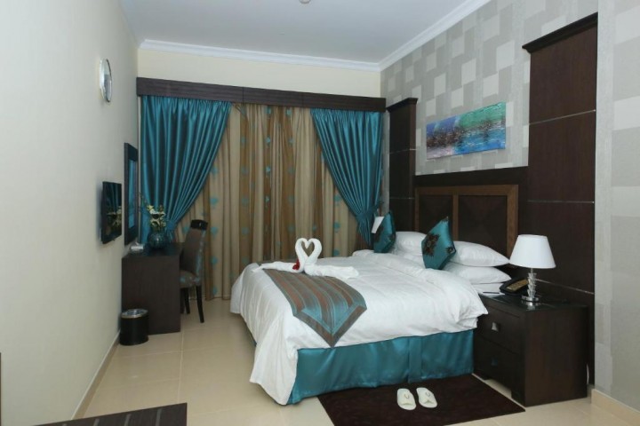 Classic Two Bedroom Near Mall Of Emirates 12 Luxury Bookings