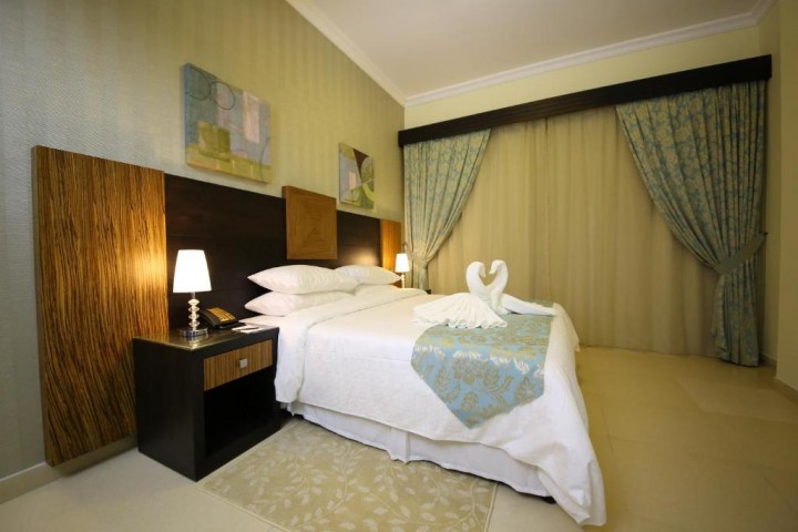 Classic Two Bedroom Near Mall Of Emirates 14 Luxury Bookings
