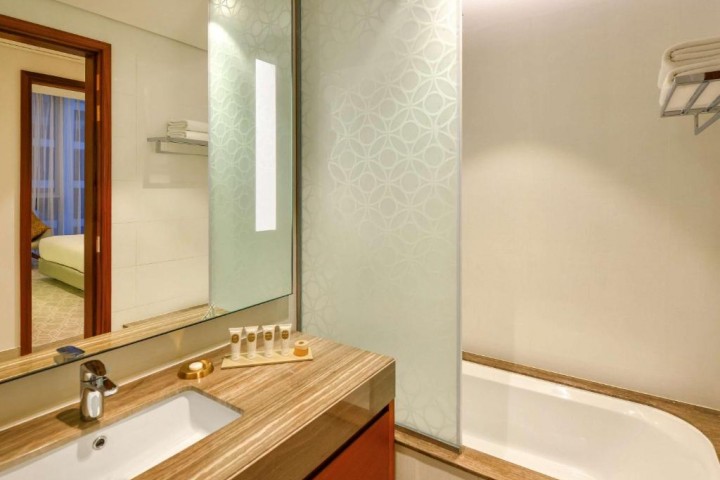 King Room Near Dubai Airport By Luxury Bookings 3 Luxury Bookings