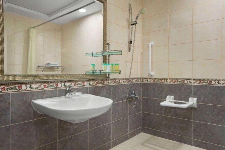 Junior Suite Room Near Al Rigga Metro. 14 Luxury Bookings