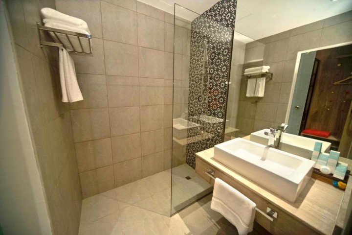 Deluxe Room Near Dubai Wharf Tower By Luxury Bookings 2 Luxury Bookings