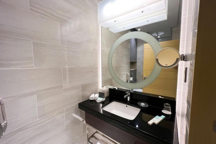 Executive Suite Near Adcb Metro By LuxuryBookings 14 Luxury Bookings