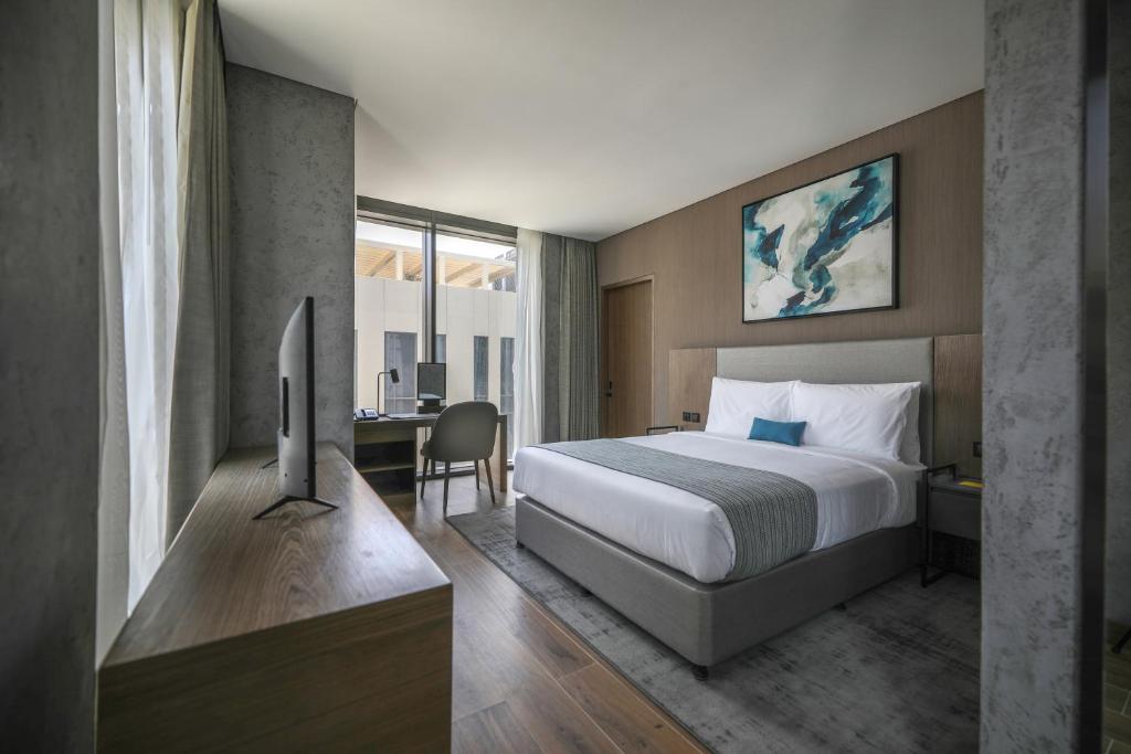 One Bedroom Queen Suite Near Gold Souk Metro Luxury Bookings