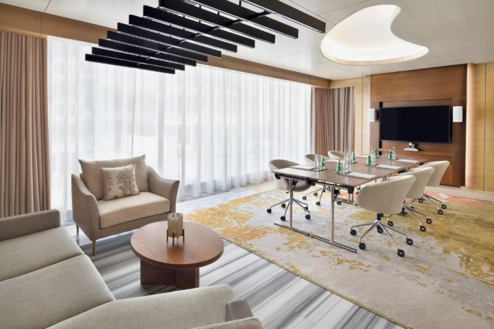 Standard King Room Near Marina Mall 10 Luxury Bookings