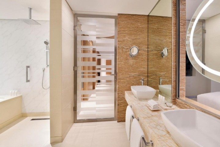 Standard King Room Near Marina Mall 20 Luxury Bookings
