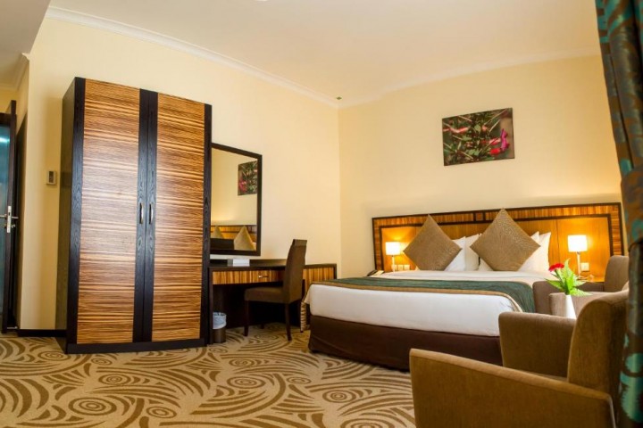Three Bedroom Apartment Near Al Majaaz Splash Park 15 Luxury Bookings